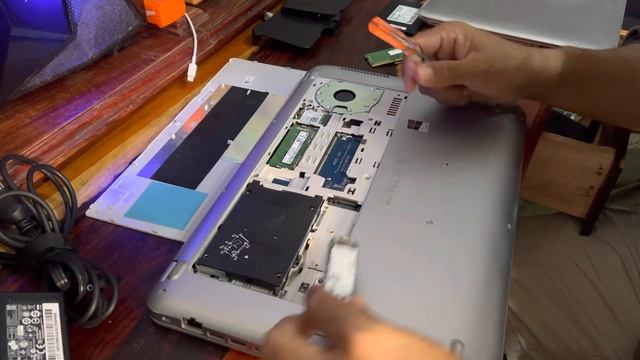 Cómo abrir laptop HP ProBook 450 G4 y cambiarle M.2 SATA 3 de manera sencilla y rápida? смотреть онлайн