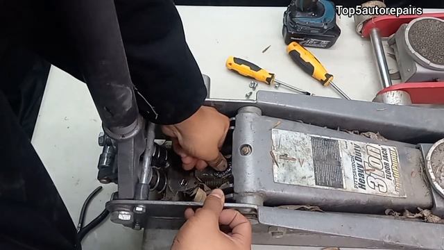 HOW TO FIX A FLOOR JACK THAT WON'T LIFT OR PUMP ALL THE WAY смотреть онлайн