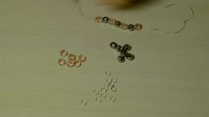 Стильный браслет на резинке из бусин за 5 минут своими руками. Мастер-класс / DIY