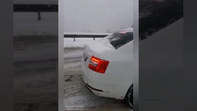 Снежный коллапс на дорогах в горах Сочи: десятки машин застряли в сугробах!❄ 2 января 2022 смотреть онлайн