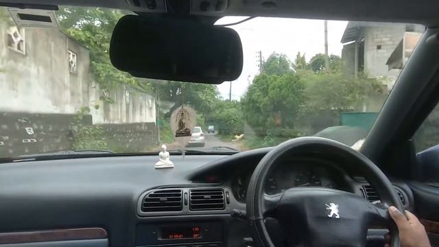 Driving on a Narrow Road with Peugeot 406 in Sri Lanka смотреть онлайн