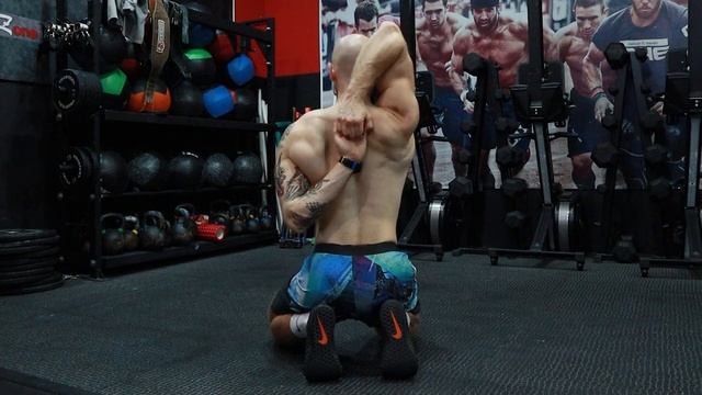Руки в замке за спиной | Демонстрация смотреть онлайн