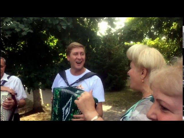 Короткий видеопозитив из Ельца (Горсад)! Как задорно играет Игорь Шипков, как люди поют! смотреть онлайн