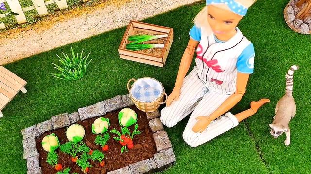32 DIY Miniature Doll Hacks and Dollhouse Crafts Ideas ~ Rainbow Shoes, Pregnant Barbie and more смотреть онлайн