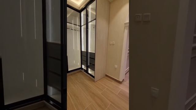 шкаф с стеклянными дверцами Https://mebeltrislona.ru #шкафсподсветкой