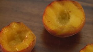 Персики на гриле с камамбером и прошутто