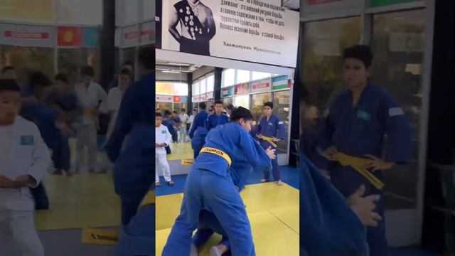 Combination Seoi-Otoshi to Seoi-Otoshi - бросок через спину с колен, в правую и левую сторону. смотреть онлайн