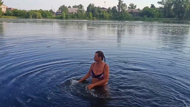 Вечернее закаливание на протоке реки Енисей.Тополинный пух покрыл речку. смотреть онлайн