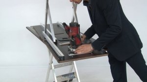 Как установить электроинструмент на вкладыш?