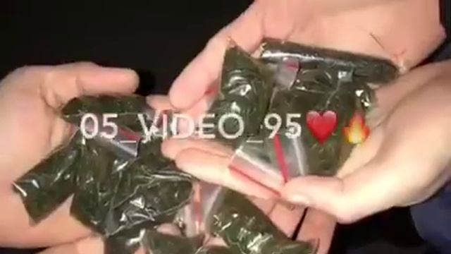 На столе стоит бутылка а в бутылке полный нас