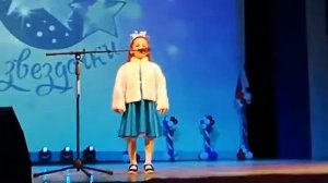 Два маленьких котенка поссорились в углу.