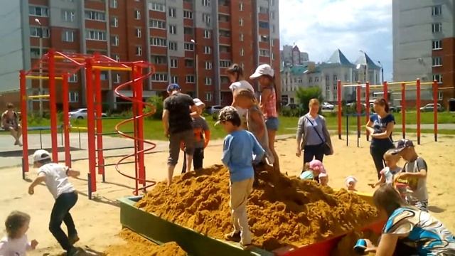 Дети играют в песочнице? смотреть онлайн