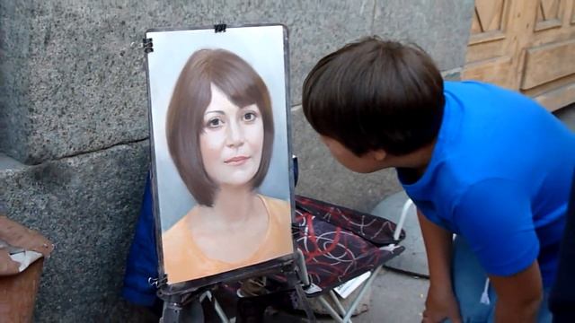 Уличные художники питера рисуют портреты. У Дворцовой площади, Санкт-Петербург.. смотреть онлайн