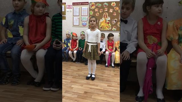 Иришка поет песню «Осень» на празднике. 1 класс. Лицей «Созвездие» смотреть онлайн
