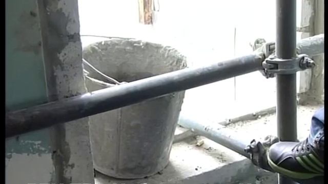 Подъезд лишили всех окон - новые ставить никто не торопится - люди замерзают смотреть онлайн