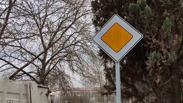 Можно ли проехать под запрещающий знак если горит зеленый? Рассказываю что делать в такой ситуации смотреть онлайн
