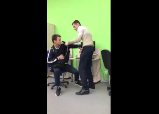 В школе г. Белгорода подрались учитель информатики и ученик смотреть онлайн