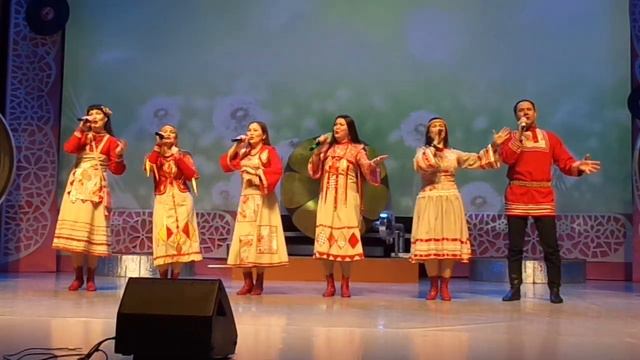 Слушать русскую народную песню Пошла Млада по воду смотреть онлайн