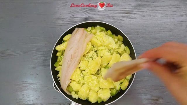 Минтай на овощной подушке с пряным соусом | Pollock with vegetables | LoveCookingRu смотреть онлайн