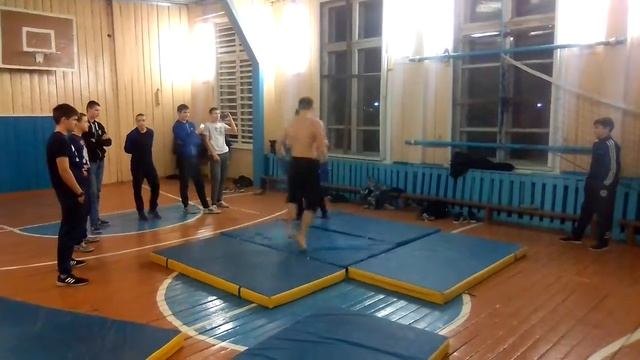 Бой: Иван-16 лет, Павел-19. Иван без футболки смотреть онлайн