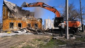 Экскаватор Hitachi 240 ломает дом