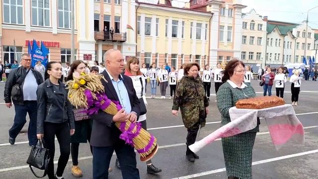 Торжественное шествие участников районного праздника тружеников села смотреть онлайн