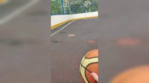 Стрит от первого лица на старом самокате