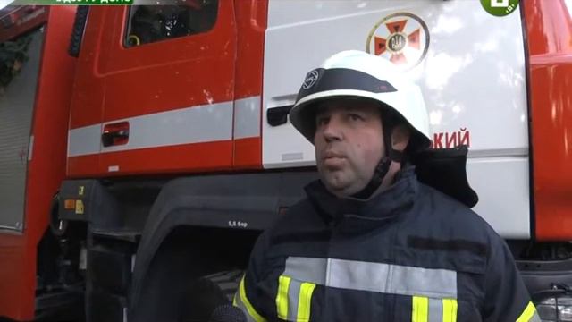 Уночі у Хмельницькому горіла квартира і дах у триповерховому житловому будинку смотреть онлайн