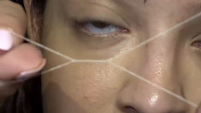HOW TO THREAD YOUR EYEBROWS | BEGINNERS смотреть онлайн