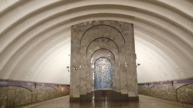 Санкт-Петербург Станция метро "СТАРАЯ ДЕРЕВНЯ" фиолетовая линия. смотреть онлайн