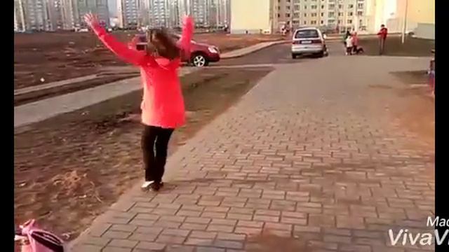 Как ходят девочки? И не говори, что таких не видел смотреть онлайн
