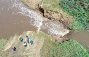 На Ставрополье вода размыла дамбу и движется к поселку