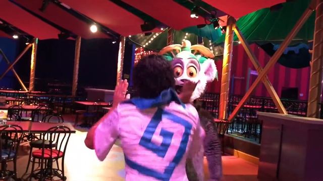 Джулиан Мадагаскар в Леголенде в Дубае танцует перед Катей смотреть онлайн