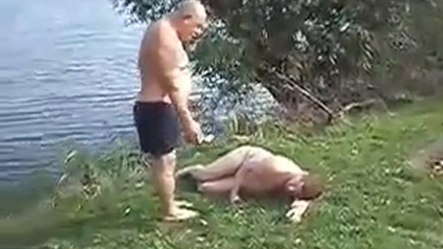 Толстый мужик пытается разбудить другого. смотреть онлайн