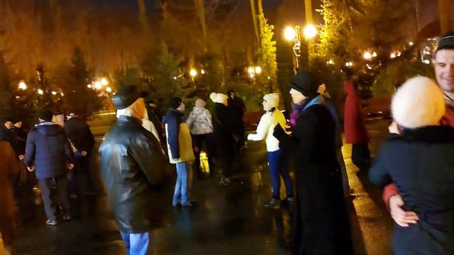 Рядом нужен человек Танцы в парке Горького Харьков Ноябрь 2021 смотреть онлайн