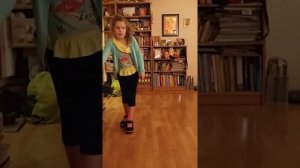 Как кататься на кроссовках с колесиками (роликами)