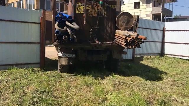 Как происходит заезд стандартной буровой установки на участок для бурения на воду смотреть онлайн