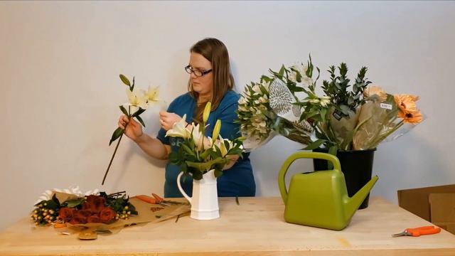 Easy Spring Flower Arrangement Tutorial - How to Arrange Grocery Store Flowers - Spring 2022 смотреть онлайн