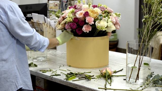 Цветы в круглой в коробке. Mix of flowers in a round box смотреть онлайн