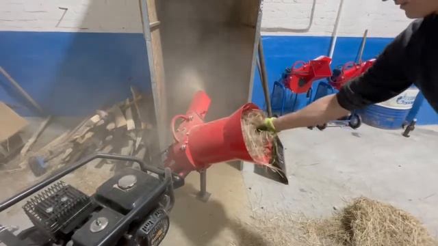 Видео работы Измельчителя травы (сена, соломы) ТР250 для мотоблока смотреть онлайн