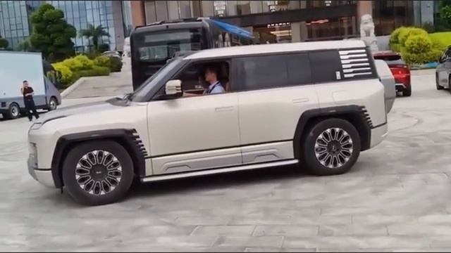 BYD's Bao 5 vs. YangWang U8 360° tank turn смотреть онлайн