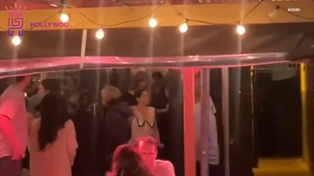 Taylor Swift leaving Via Carota restaurant in NYC смотреть онлайн