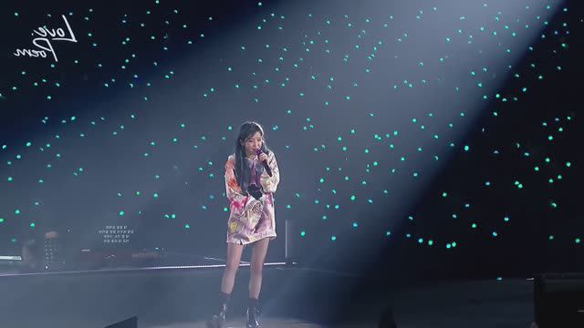 IU HOLD MY HAND смотреть онлайн