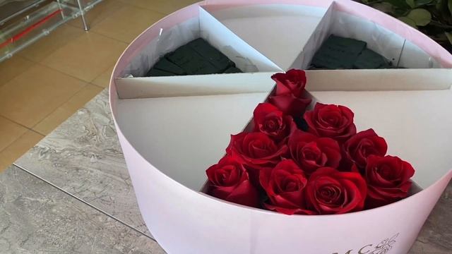 Как собрать коробку с цветами и печеньем макарон. Будни флориста смотреть онлайн