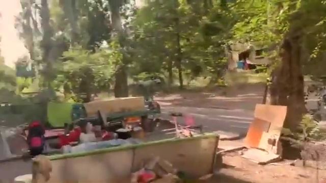 Мариуполь живет в Средневековье горожане готовят еду на костре, полные дворы мусора. смотреть онлайн