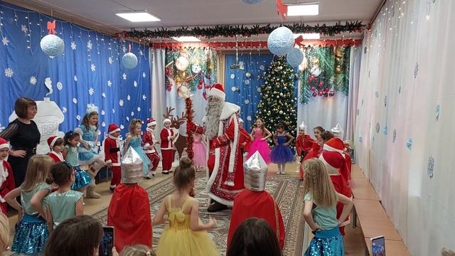 Весёлый танец с Дедом Морозом смотреть онлайн