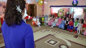 Новогодний утренник (видео для развития детей)