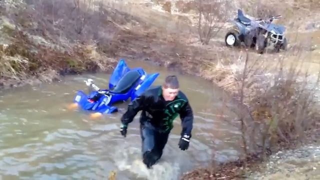 Идиот на квадроцикле упал воду смотреть онлайн