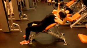 разведение гантелей на наклонной скамье техника