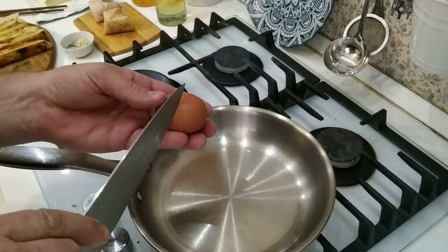 Жарим яйца, на нержавеющей сковородке! ? смотреть онлайн